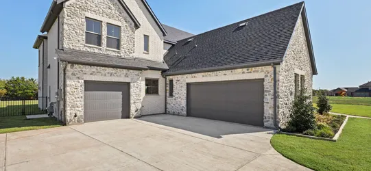 builders/ff6be383-025a-4519-bd34-77f0eda819d3/communities/none/homes/b7c57cff-5ba1-416c-8fd3-dc7202d7b37e/630840c3-da09-47b6-ac32-dd6cd579236e-324_chapel_view_court_heath_tx_75032_13.jpg